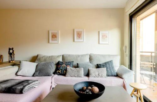 Sant Adria de Besos Apartment | Convenient Apt.p/5: 15 min to Barcelona & Beaches with Terrace