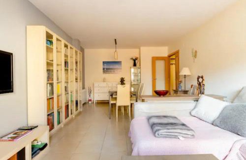 Sant Adria de Besos Apartment | Convenient Apt.p/5: 15 min to Barcelona & Beaches with Terrace