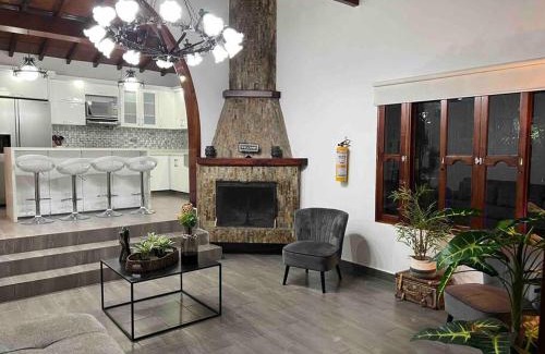 El Tesoro Villa | Relax at Palos Altos: 4-Star Family & Pet-Friendly Retreat
