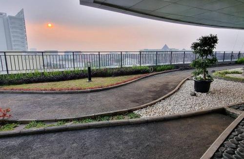 Depok Apartment | Budget-Friendly Park View Studio with Pool & Netflix