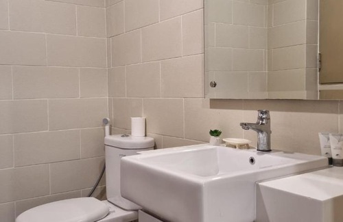 Ragunan Apartment | Budget-Friendly 1BR Apartment with Pool & Netflix Access