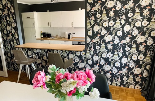 Gerichtsviertel Apartment | Modern Apt. Prinz Ernst August: Designer Comfort & Accessibility