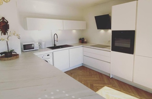 La Belle de Mai Apartment | Inviting Rooftop Retreat with Ocean Views and Family Amenities