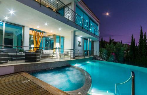Alcudia Villa | Relax at Apt Star: A Family-Friendly Retreat with Pool