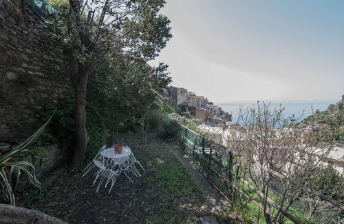 Manarola Apartment | Indulge in Comfort at Apt. Terrazza Sofia by Arbaspàa