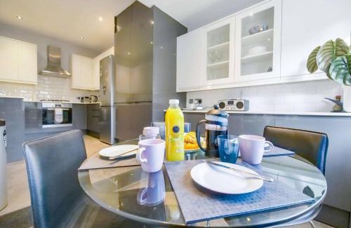 Finchley Church End Apartment | Apt w Garden Oasis in Finchley