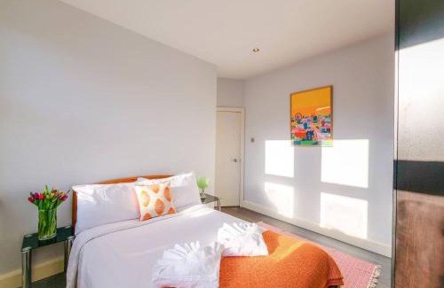 Finchley Church End Apartment | Apt w Garden Oasis in Finchley
