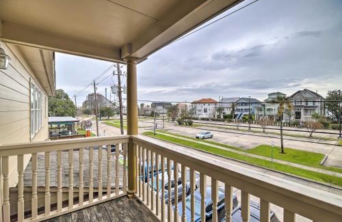 Clear Lake Shores Apartment | Cozy Apt with Balconies Near Kemah Boardwalk