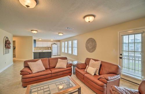 Clear Lake Shores Apartment | Cozy Apt with Balconies Near Kemah Boardwalk