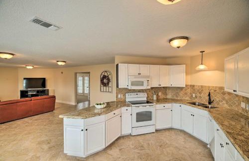 Clear Lake Shores Apartment | Cozy Apt with Balconies Near Kemah Boardwalk