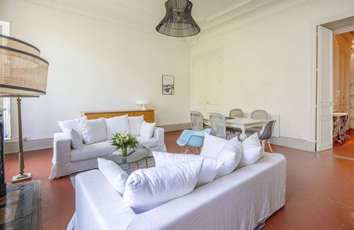 Palais de justice Apartment | Garden View Retreat Near the Old Port - Family-Friendly Stay