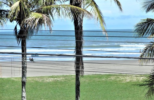 Balneario Florida Apartment | Beachfront Retreat: Pet-Friendly Ocean View in Peruíbe
