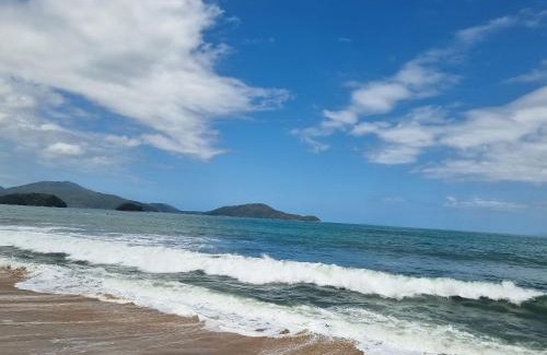 Jardim Capricornio Apartment | Beachfront Apartment in Caraguatatuba with Pool & Breakfast