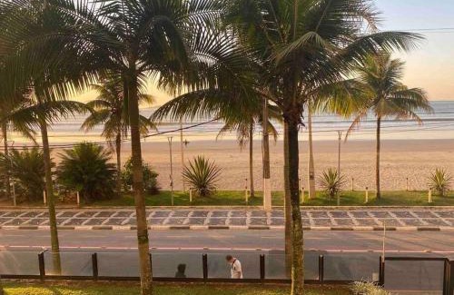 Vila Luis Antonio Apartment | Oceanfront Escape at Apto Pé Na Areia - Praia das Astúrias