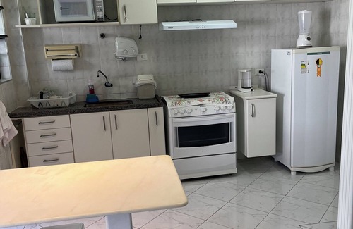 Pitangueiras Apartment | Ideal Apartment for 5, Steps from the Beach & Pet Friendly