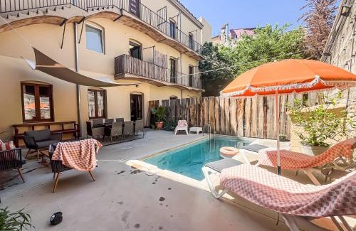 Barri Vell Apartment | Poolside Retreat in the Heart of Historic Old Town