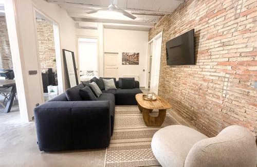 Barri Vell Apartment | Poolside Retreat in the Heart of Historic Old Town