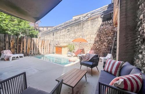 Barri Vell Apartment | Poolside Retreat in the Heart of Historic Old Town