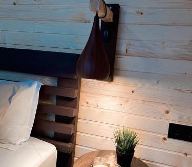 Calatele Villa | Inviting Duo Cabin: 4-Star Retreat with Private Pool & Hot Tub