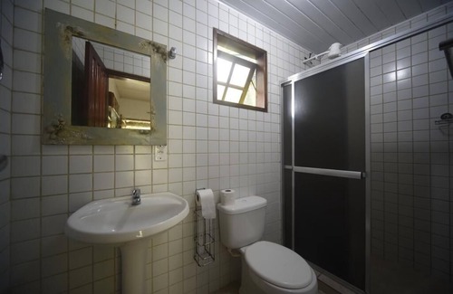 Ilha Grande Hotel | Relax at Aquário Pousada Hostel: Pool, Spa & Family Friendly