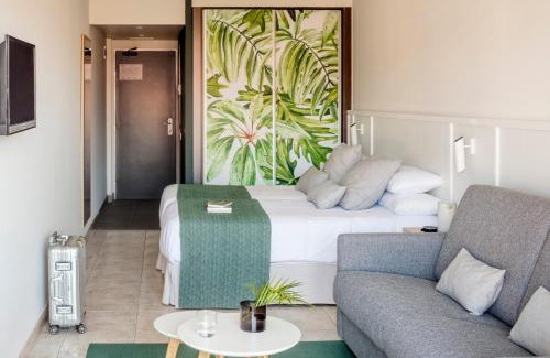 Lloret Town Center Hotel | Relax at AQUA Hotel Bertran Park with Ocean View Amenities