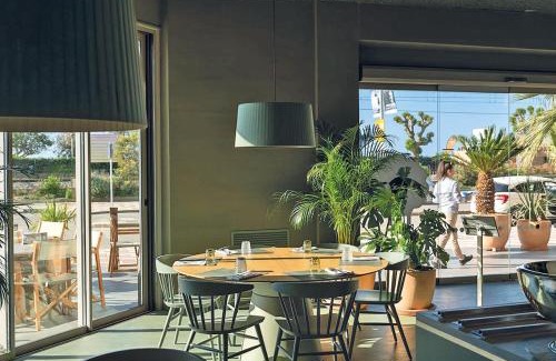 Pineda de Mar Hotel | Discover Aqua Hotel Promenade & Spa: Oceanfront Relaxation