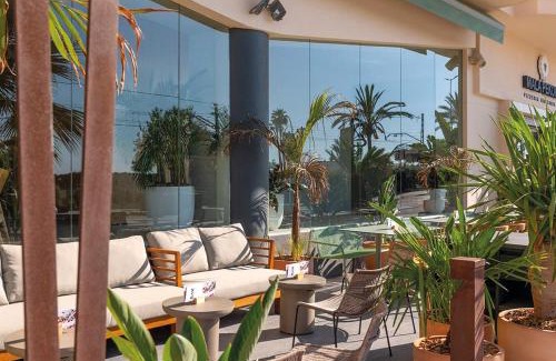Pineda de Mar Hotel | Discover Aqua Hotel Promenade & Spa: Oceanfront Relaxation