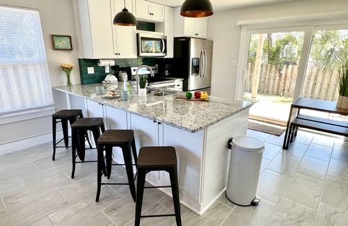 Fort Walton Beach Condo | Pet-Friendly Aqua La Vista: Rated 9.8, Oceanfront Bliss!