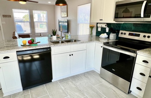 Fort Walton Beach Condo | Pet-Friendly Aqua La Vista: Rated 9.8, Oceanfront Bliss!