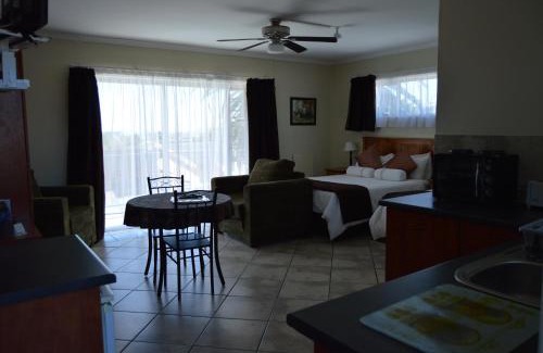 Humewood House | Relaxing Aqua Marine Guest House with Oceanfront Pool
