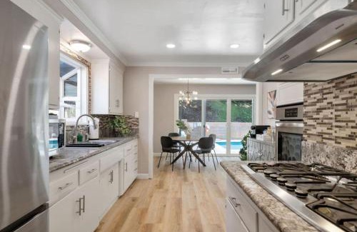 Montebello House | Aqua Oasis - Games - Close to DT - Sleeps 10