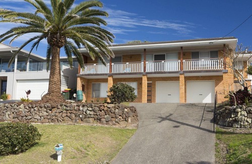 Forster House | Relax at Aqua Palm: Oceanfront Views and Family Amenities