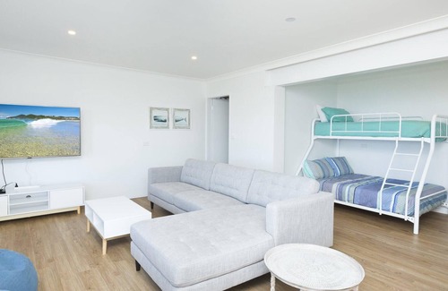 Forster House | Relax at Aqua Palm: Oceanfront Views and Family Amenities