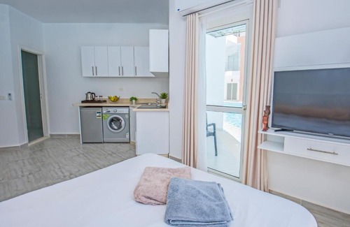 Al Ahyaa Apartment | Experience Aqua Palms: Swim-Up Apartment with Hot Tub