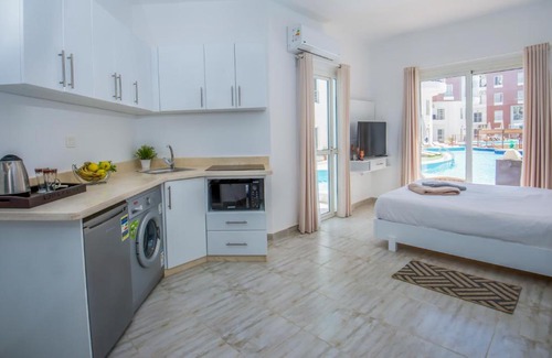 Al Ahyaa Apartment | Experience Aqua Palms: Swim-Up Apartment with Hot Tub