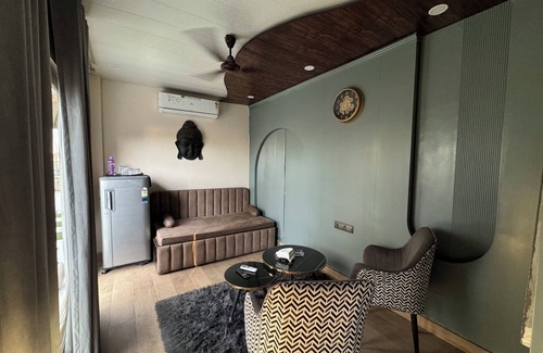 Patel Nagar Apartment | Aqua Sky Terrace Floor with Suite room- 1 Full size bed and 1 Sofa Bed W Jacuzzi