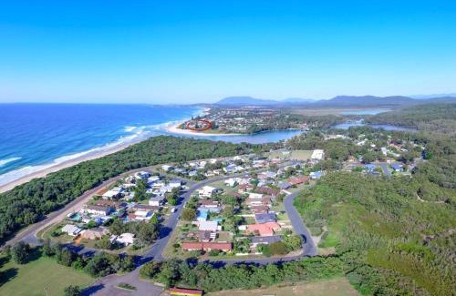 Lake Cathie Villa | Kid-Friendly Aqua View Retreat at Lake Cathie