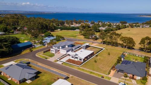 Eagle Point House | Exceptional Aqua Views: Child-Friendly Stay Rated 9.8