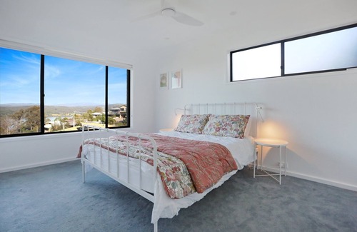 Merimbula Cabin | Pet-Friendly Aqua Vista with Scenic Views and Yard Space