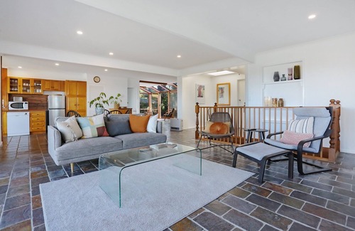 Merimbula Cabin | Pet-Friendly Aqua Vista with Scenic Views and Yard Space