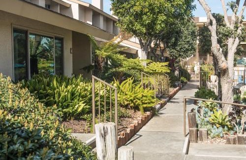Townsite Hotel | Discover Aquamarine Villas: Family-Friendly with Pool Access