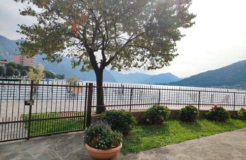 Paratico Apartment | AQUARAMA - private pool - Lakefront apartment end free parking