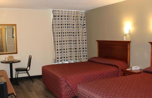 Albany Hotel | Family-Friendly Araamada Inn with Pool & Kitchen Access