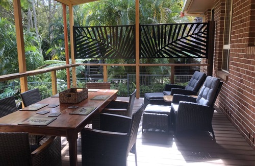 Arakoon House | Aracalm House: Dog-Friendly Retreat Near Stunning Beaches