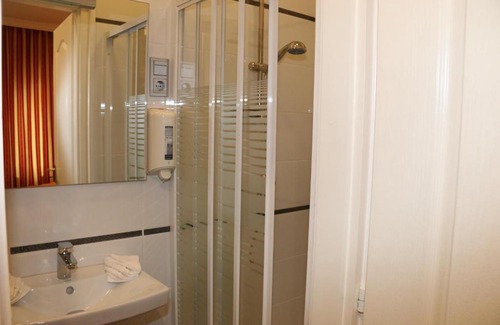 Miskolc-Tapolca House | Pet-Friendly Getaway at Aradi Vendégház with Hot Tub