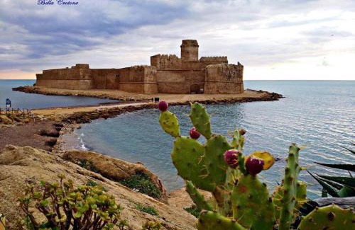 Le Castella Apartment | Cozy Aragonese Apartment Steps from Calabria Sea