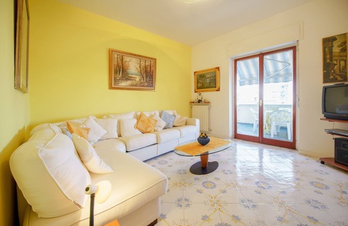 Sorrento House | Experience Aranci 77: Central Sorrento with Breakfast & More