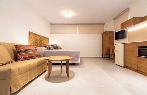 Tolo House | Premium Arancia Rooms with Breakfast & Family Amenities