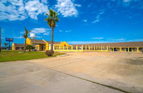 Aransas Pass Hotel | Explore Aransas Bay Inn & Suites: Pet-Friendly Retreat