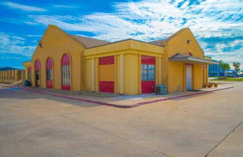Aransas Pass Hotel | Explore Aransas Bay Inn & Suites: Pet-Friendly Retreat